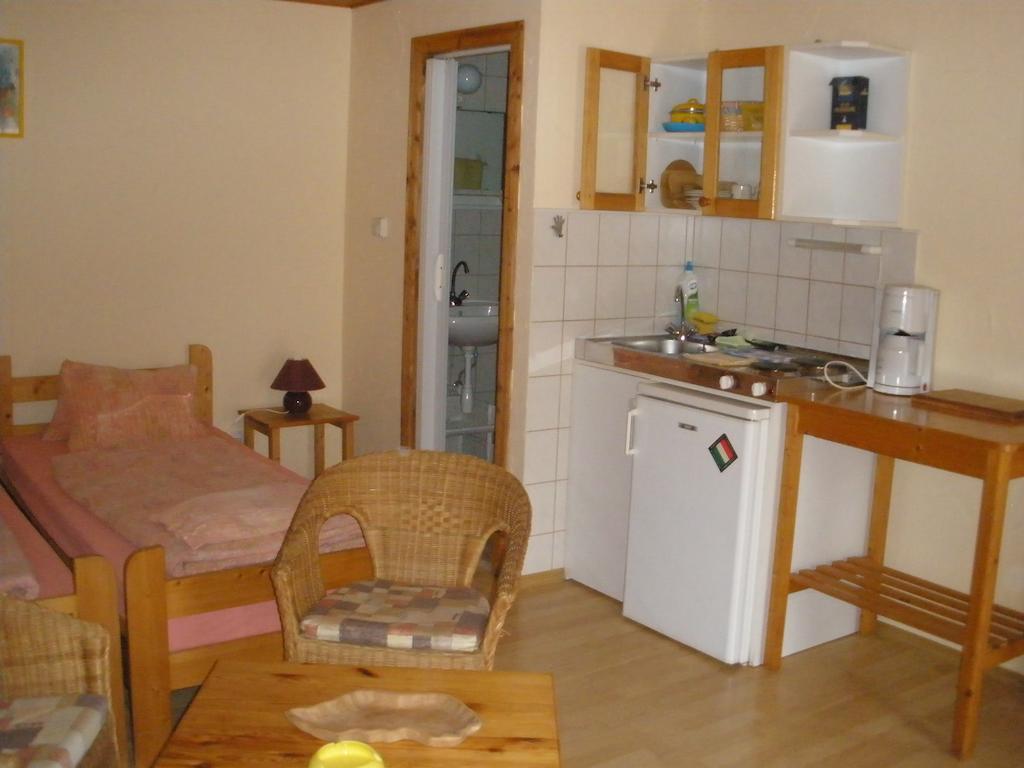 Emilia Apartmanhaz Heviz Bilik gambar